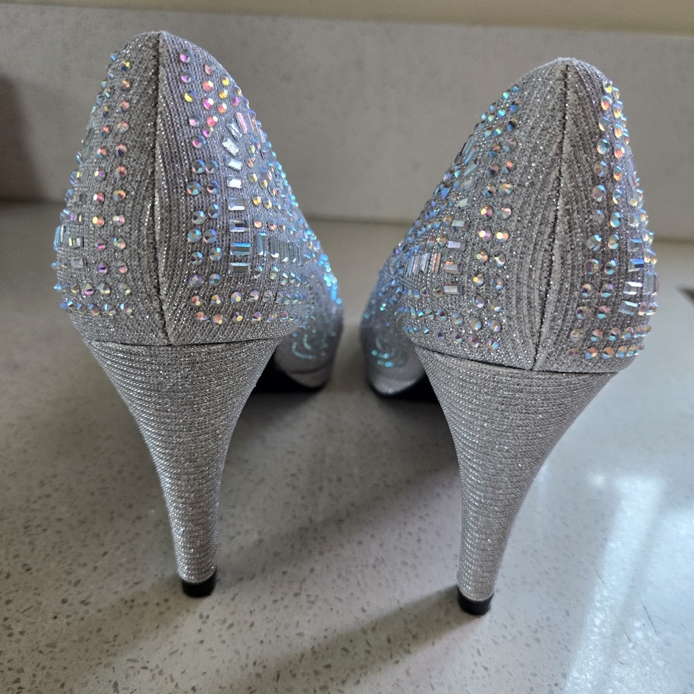 NWT Silver Slipper Rhinestone Stiletto Heels Size 7 - Picture 2 of 6